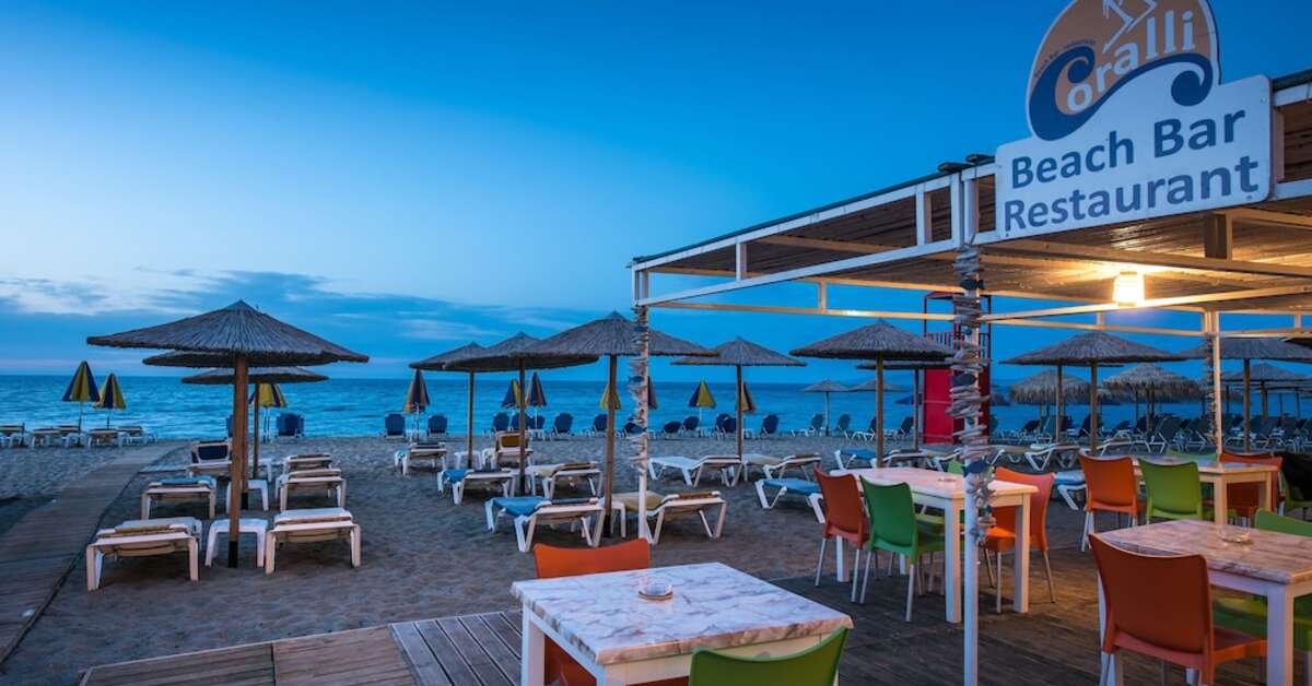 Een foto van het terras bij Yianna Caravel Beach Hotel