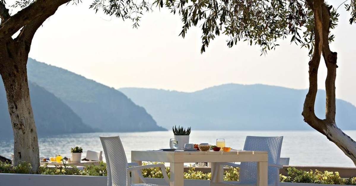 Een foto van het terras bij Lichnos Beach Hotel & Suites