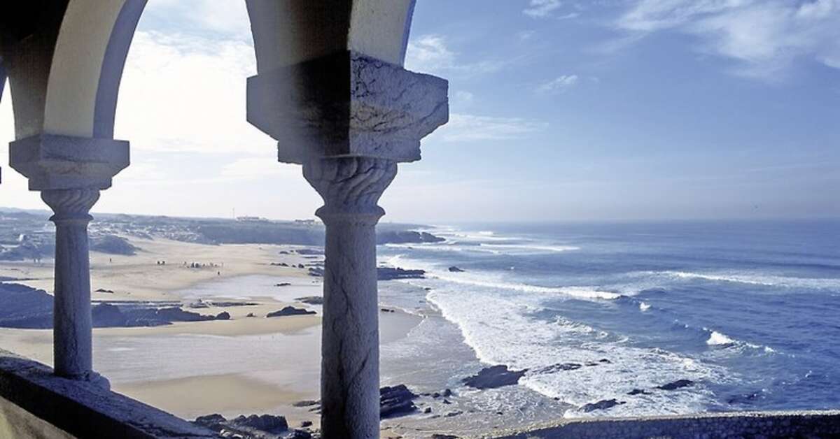 Een foto van het strand bij Fortaleza Do Guincho