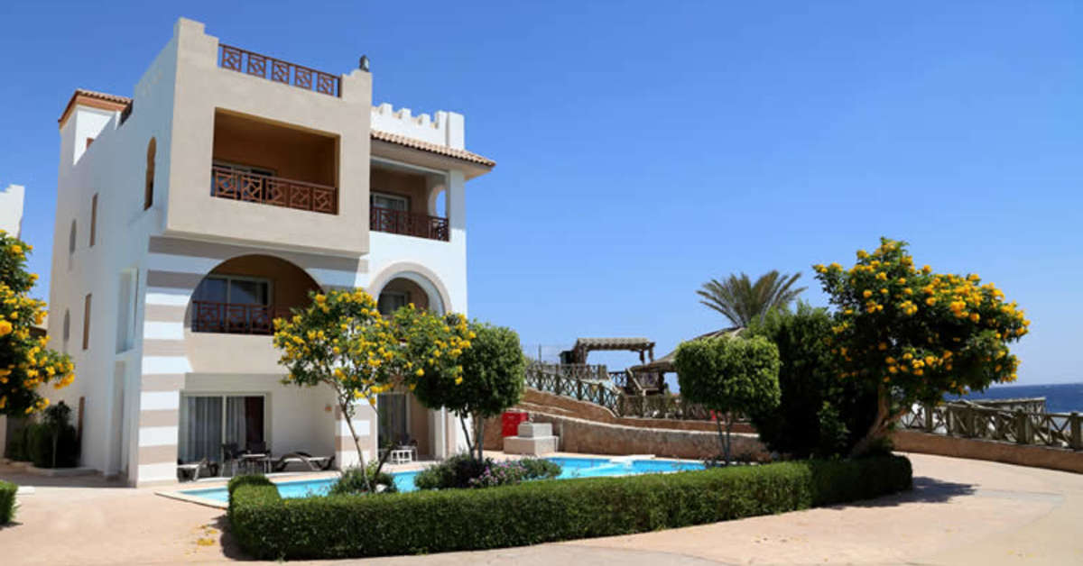 Een foto van het zwembad bij Rehana Royal Beach Resort & Spa