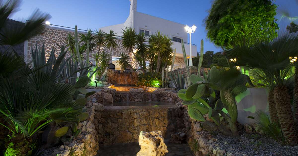 Een foto van de buitenkant van Pefkos Beach Hotel