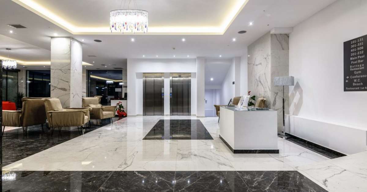 Een foto van het interieur van Cavo Orient Beach Hotel