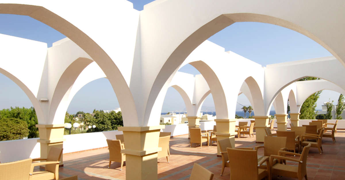 Een foto van het terras bij Platanista Hotel