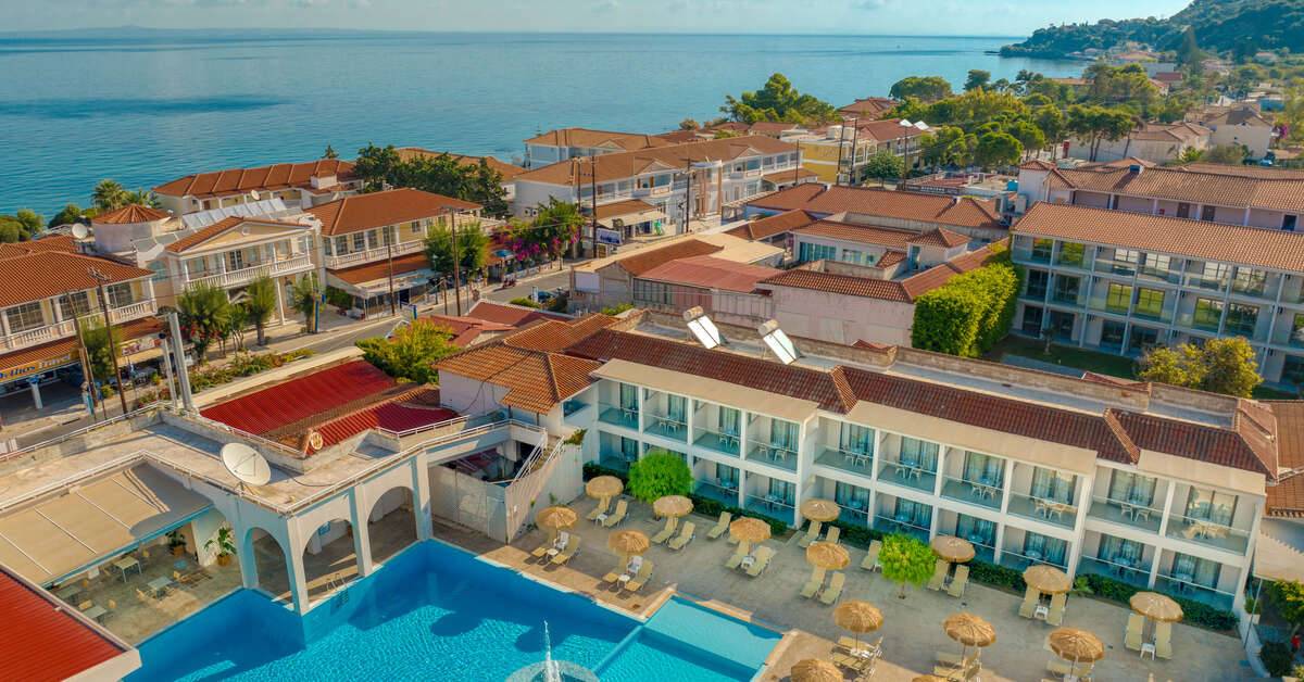 Een foto van het zwembad bij Papillon Hotel
