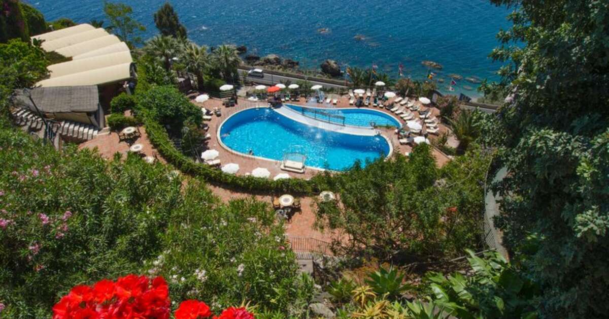 Een foto van het zwembad bij Baia Taormina Hotel