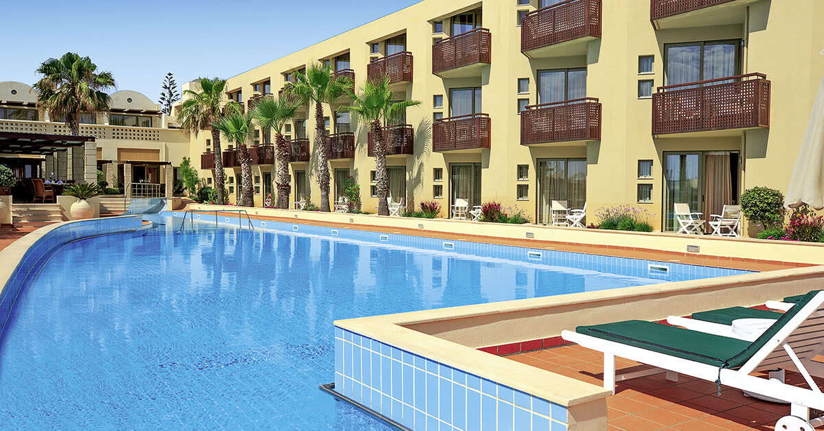 Een foto van het zwembad bij Giannoulis Santa Marina Plaza