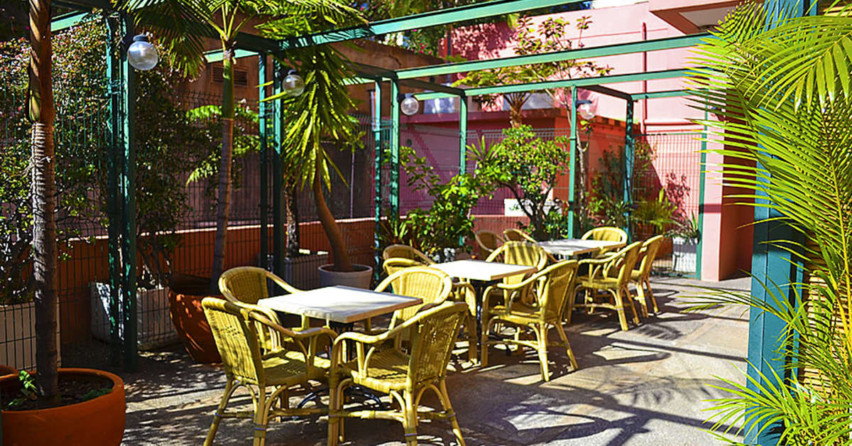 Een foto van het terras bij Aparthotel Imperatriz