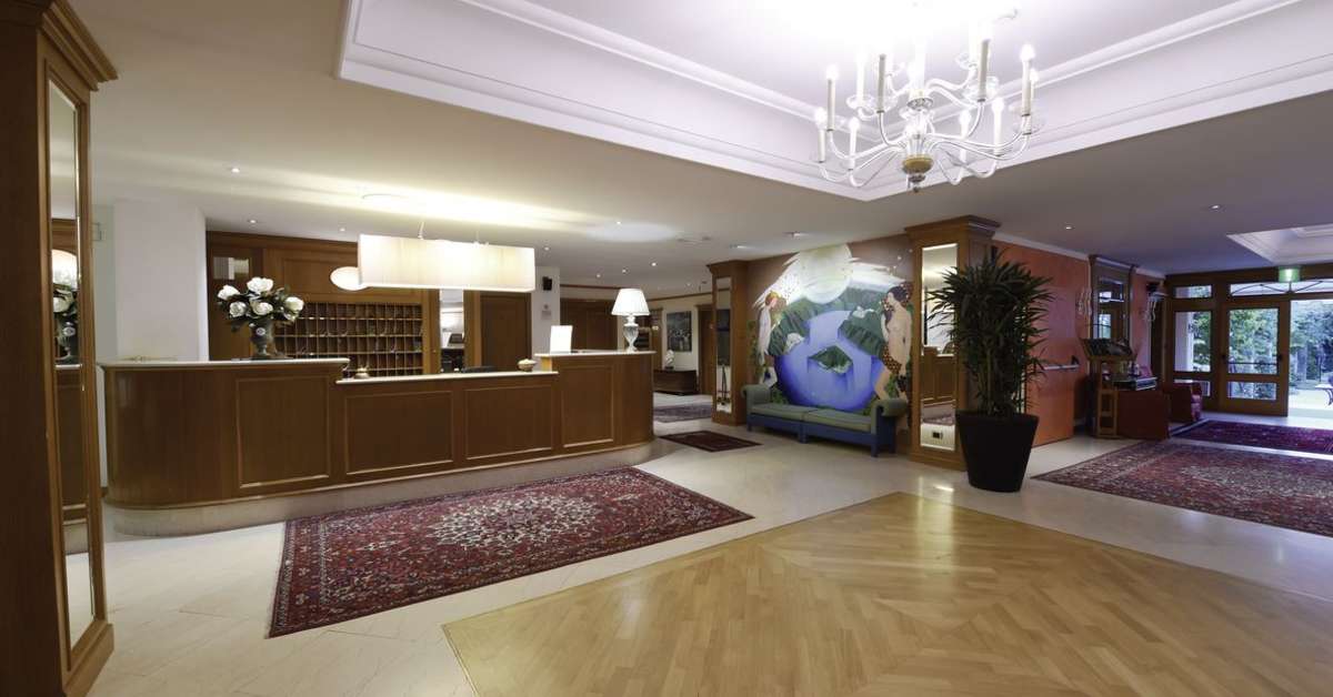 Een foto van het interieur van Iseolago Hotel