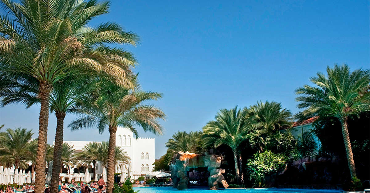 Een foto van het zwembad bij Baron Palms Resort