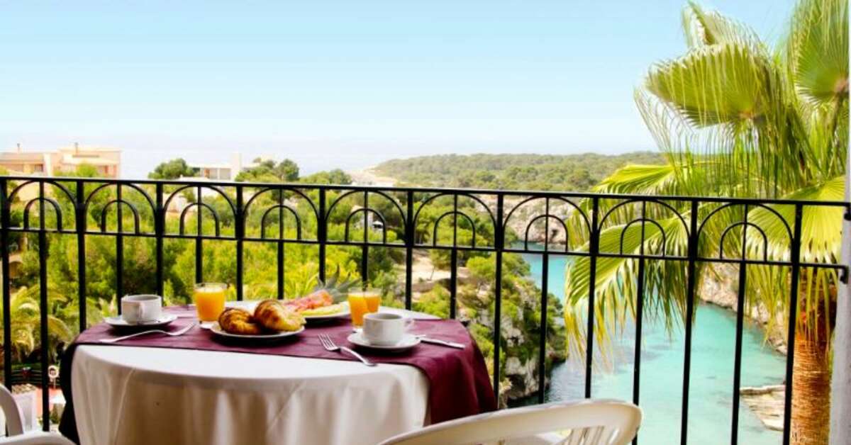 Een foto van het terras bij Ona Cala Pi Club Aparthotel