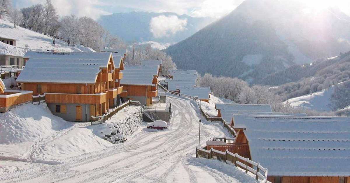 Een foto van de buitenkant van Les Chalets des Ecourt