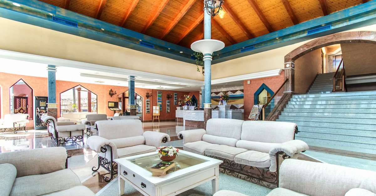 Een foto van het interieur van Hotel Livvo Esmeralda Maris