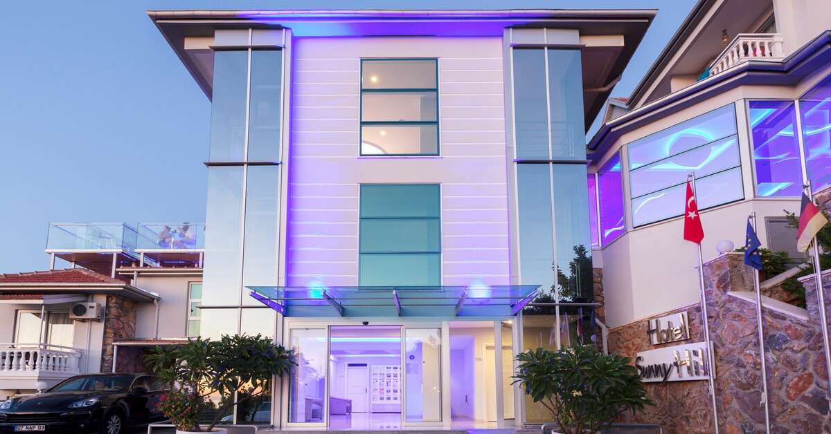 Ein Foto von der Außenansicht des Sunny Hill Alya Hotel