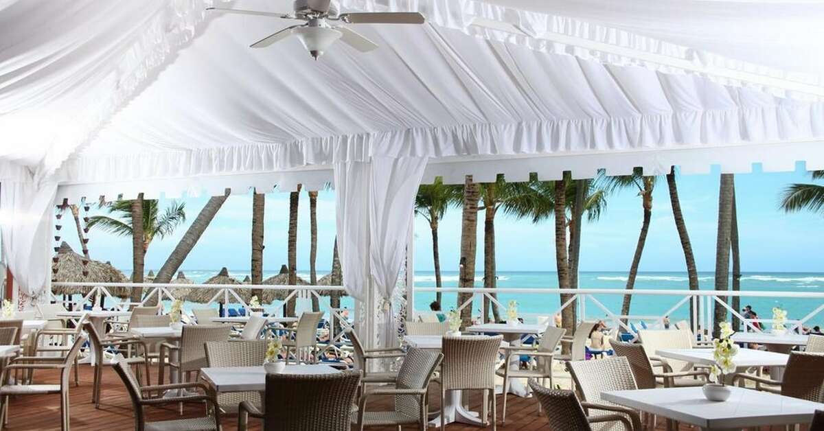 Een foto van het terras bij Luxury Bahia Principe Esmeralda