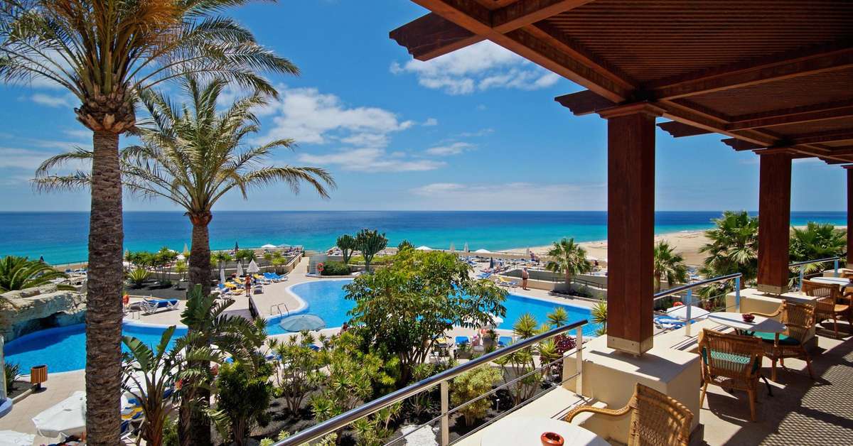 Een foto van het zwembad bij Iberostar Waves Playa Gaviotas