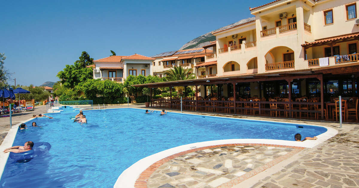 Een foto van het zwembad bij Kampos Village Resort