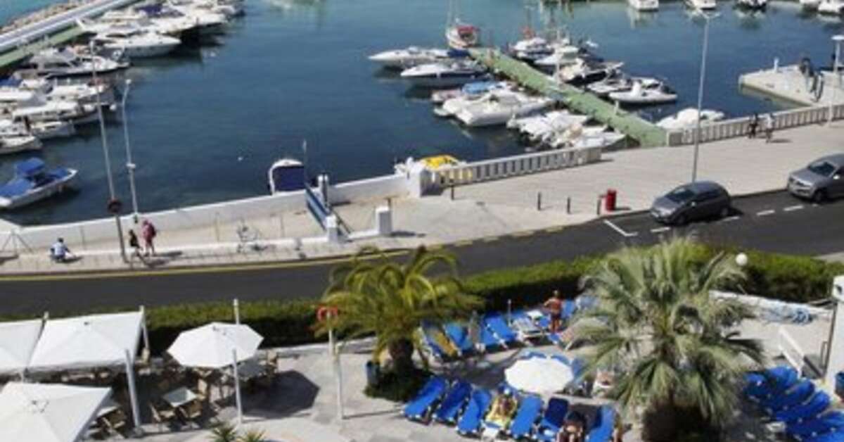 Een foto van het zwembad bij Suites Roc Portonova