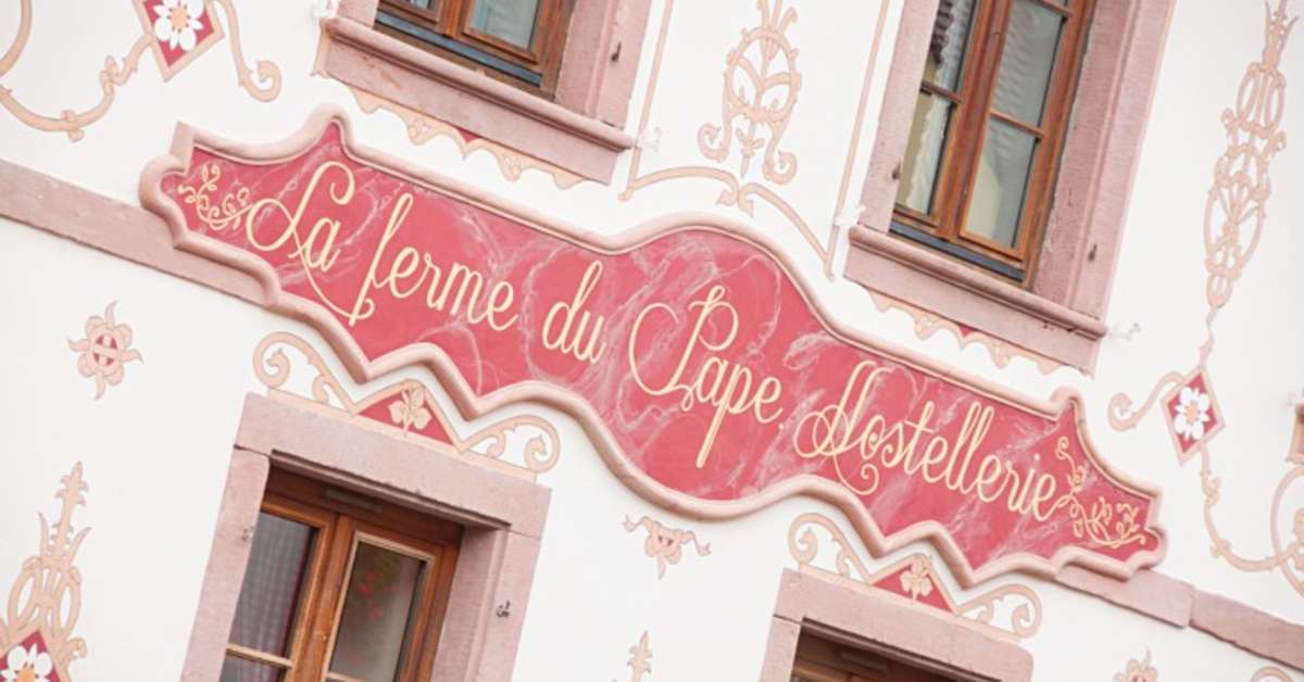 Een foto van de buitenkant van Hostellerie La ferme du Pape