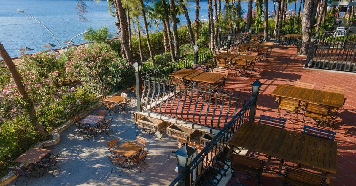 Een foto van het terras bij Grand Yazici Club Marmaris Palace