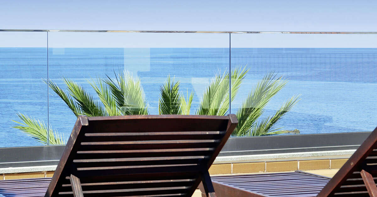 Een foto van het terras bij Enotel Sunset Bay