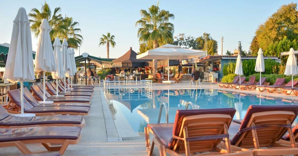 Een foto van het zwembad bij Altinkum Bungalows