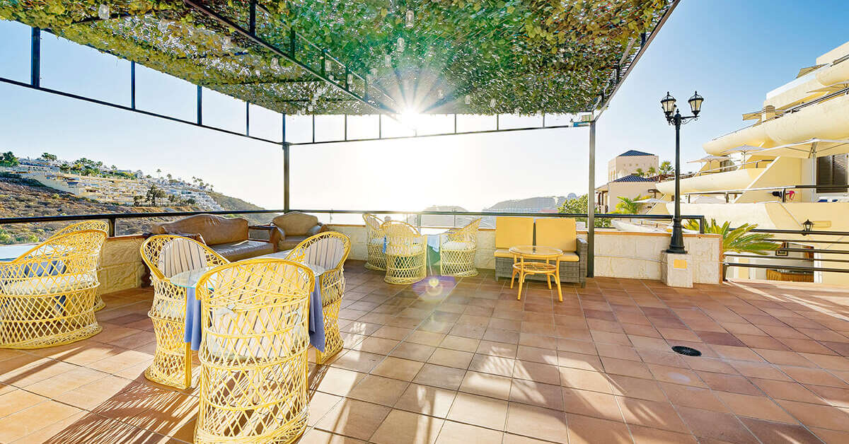 Een foto van het terras bij Appartementen Roslara