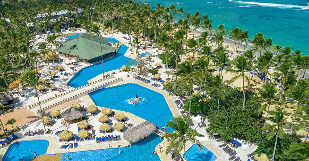 Een foto van het zwembad bij Grand Sirenis Punta Cana Resort