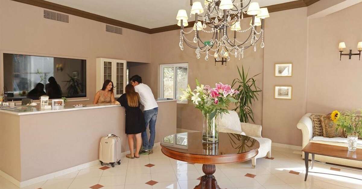 Een foto van het interieur van Lambrinos Suites