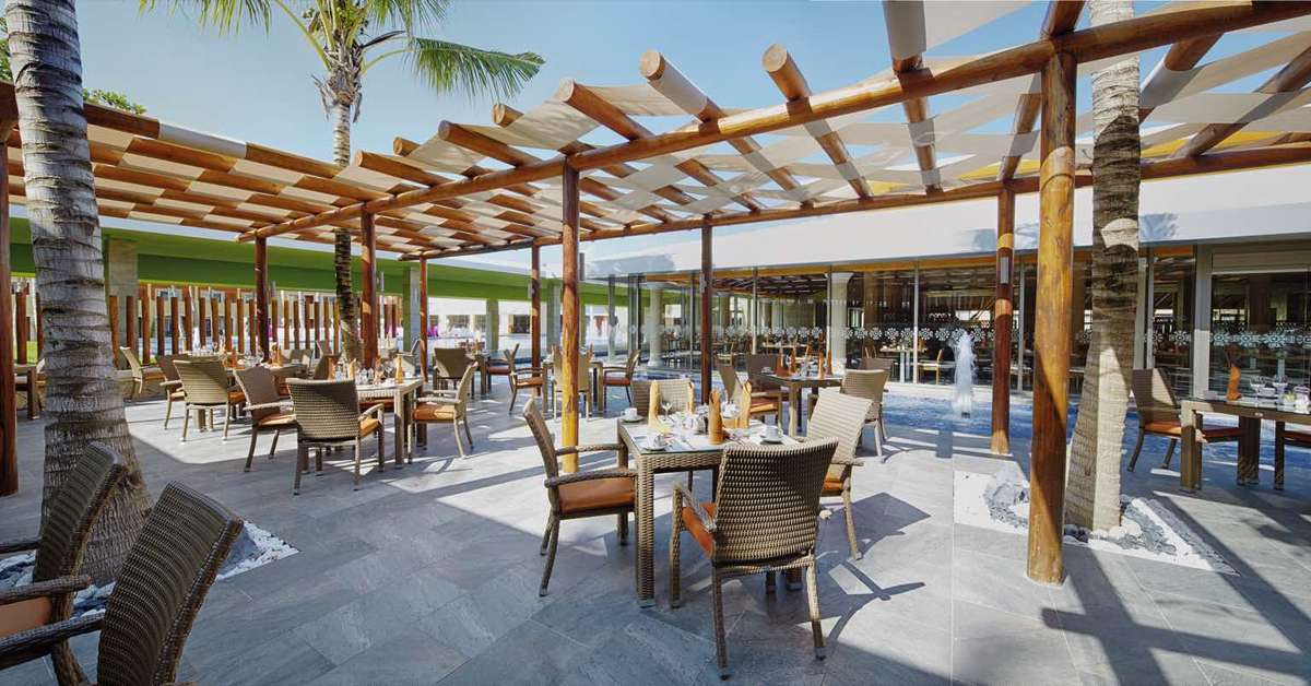 Een foto van het terras bij Barcelo Maya Grand Resort