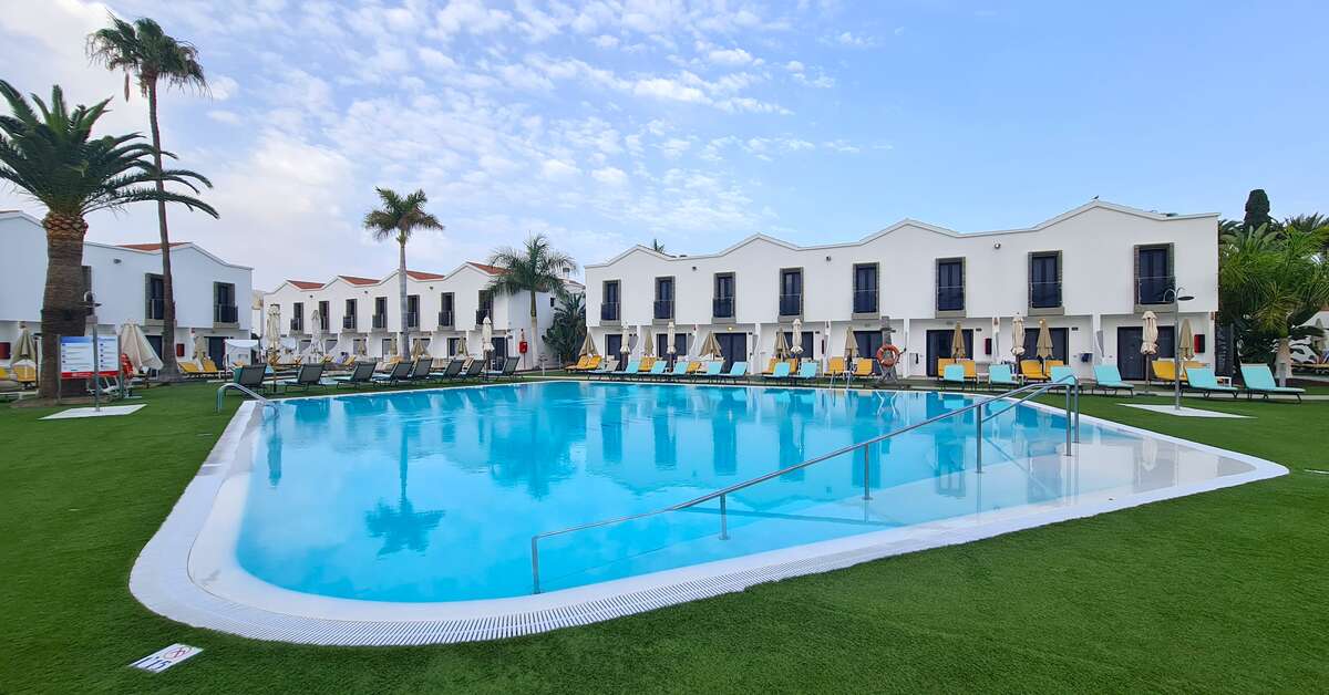 Een foto van het zwembad bij FBC Fortuny Resort