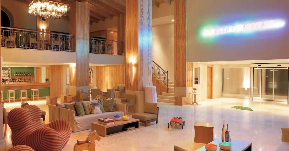 Een foto van het interieur van Grecotel Filoxenia Hotel