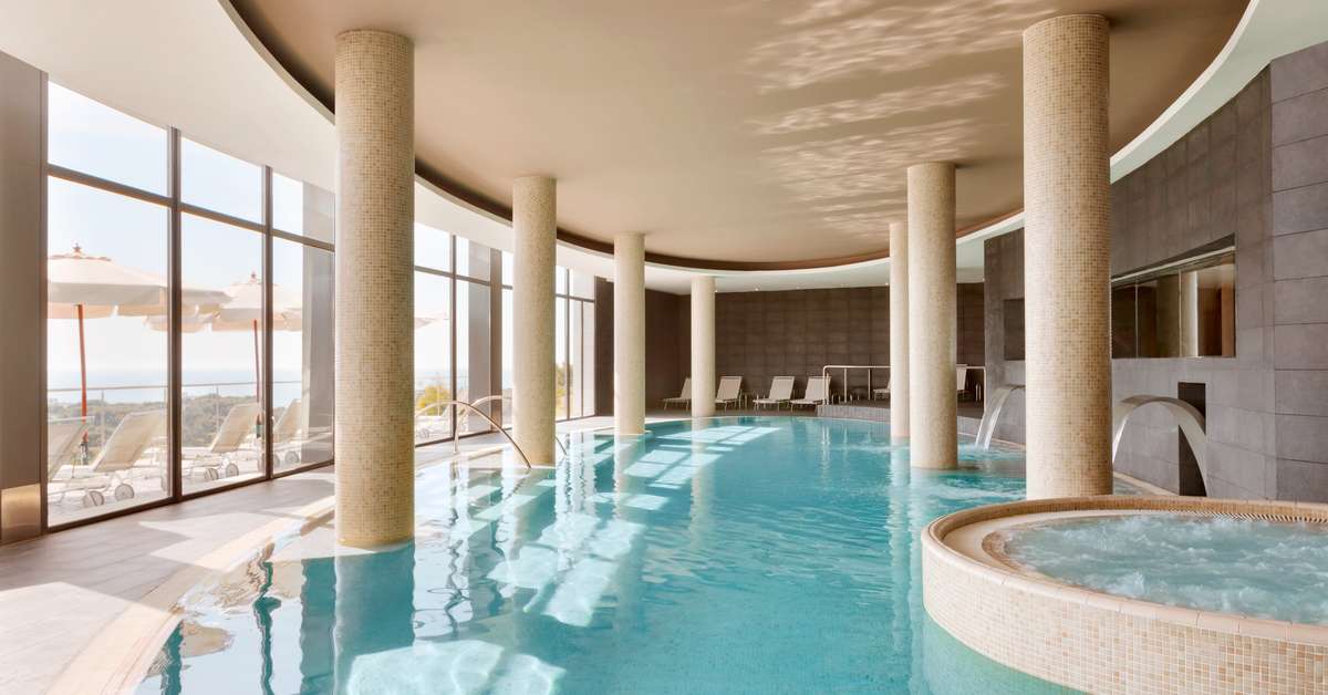 Een foto van het zwembad bij Eurostars Sitges
