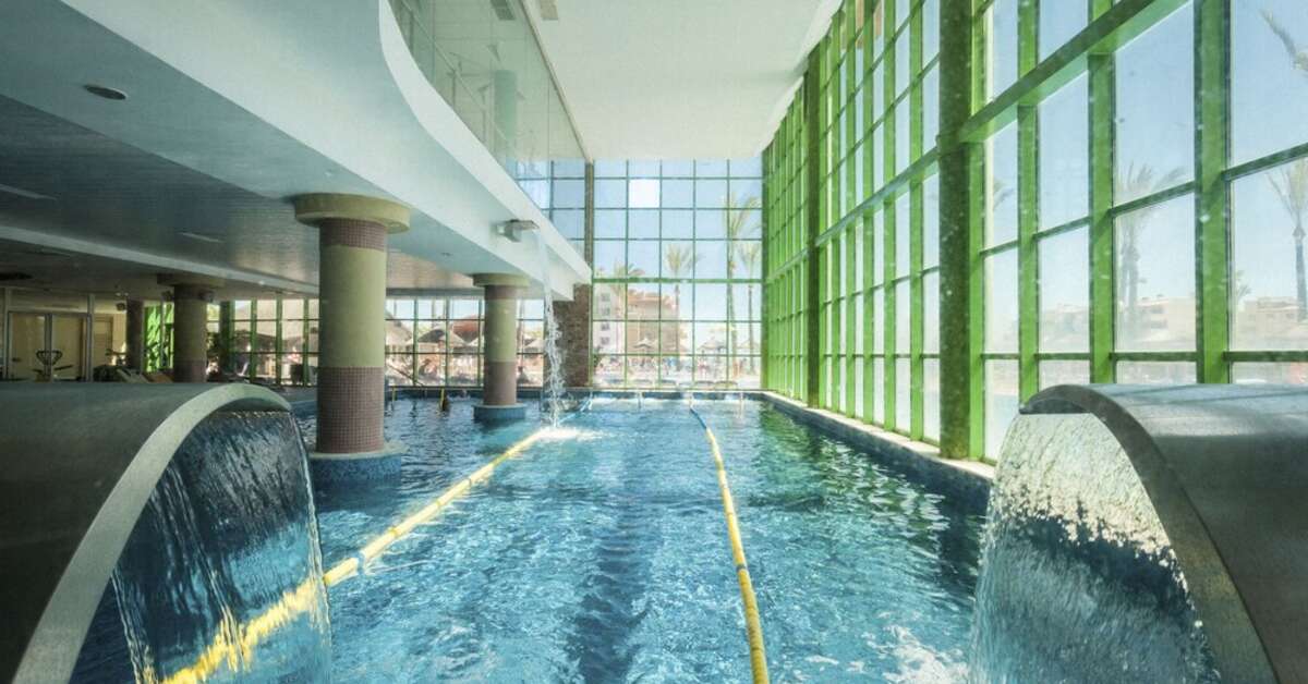 Een foto van het zwembad bij Holiday World Riwo Hotel