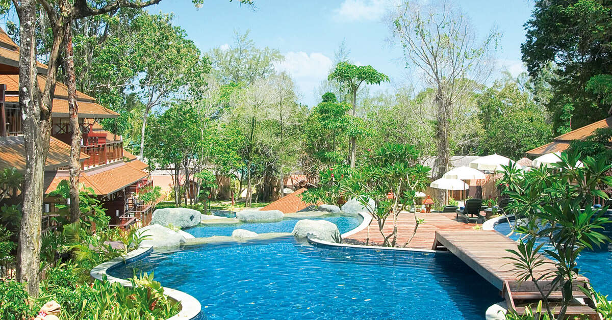Een foto van het zwembad bij Khao Lak Merlin Resort