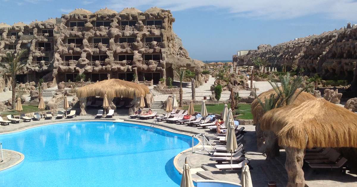 Een foto van het zwembad bij Caves Beach Resort