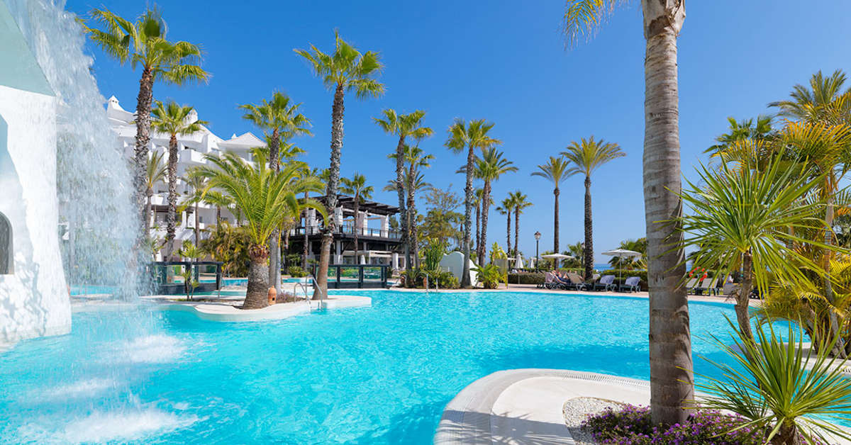 Een foto van het zwembad bij H10 Estepona Palace