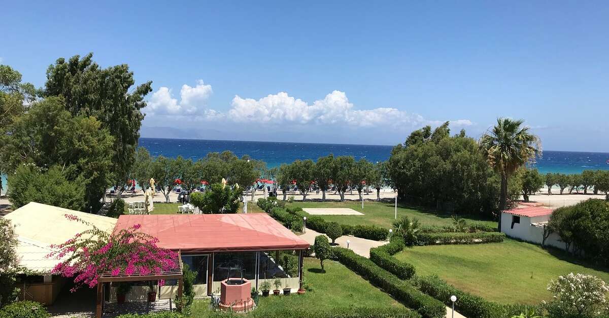 Een foto van het terras bij Bayside Hotel Katsaras