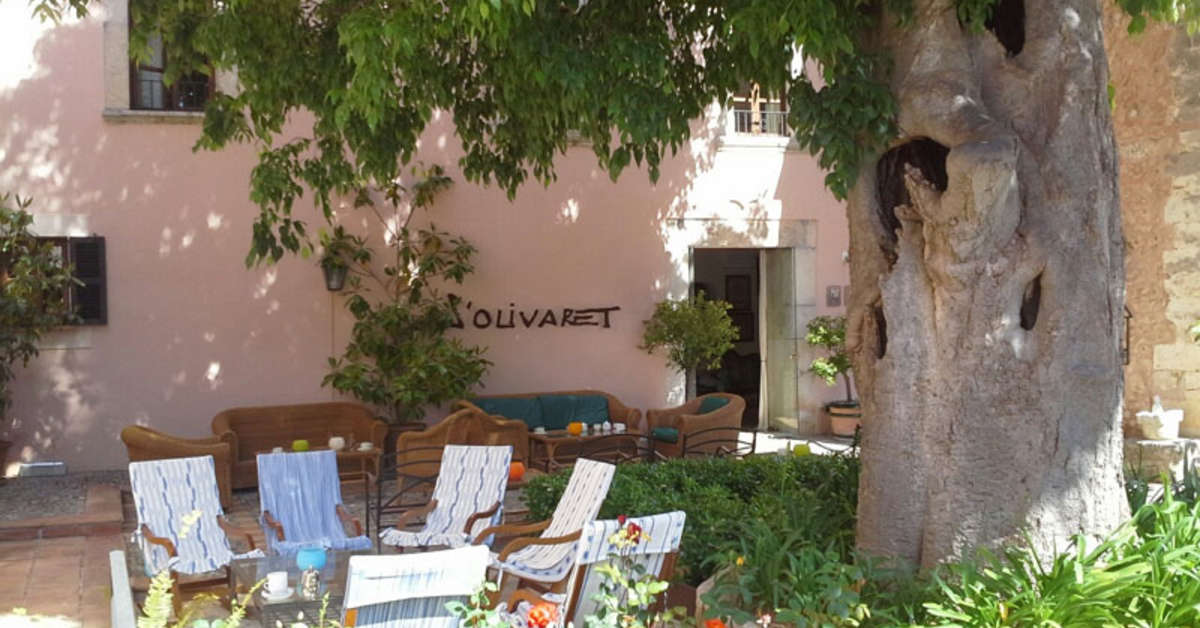 Een foto van het terras bij S'Olivaret Hotel Rural