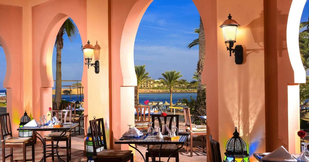 Een foto van het terras bij Steigenberger Coraya Beach