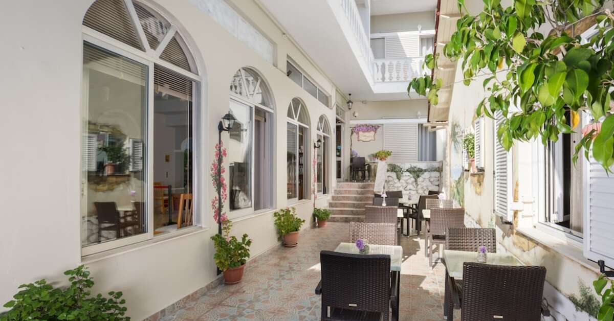 Een foto van het terras bij Bella Vista Hotel & Studios