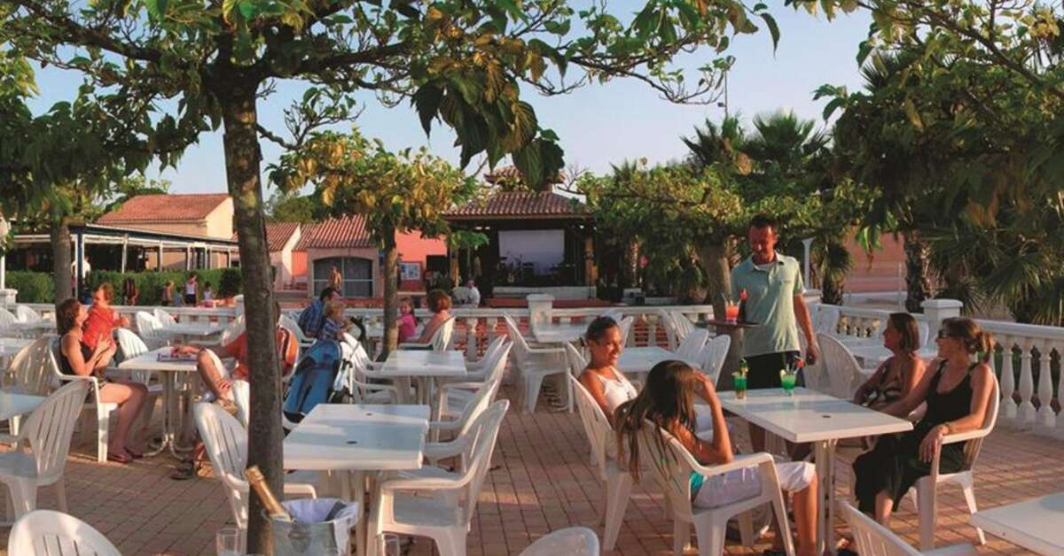 Een foto van het terras bij Parc Saint James Oasis Village