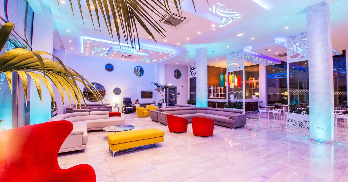 Een foto van het interieur van Nicholas Color Hotel
