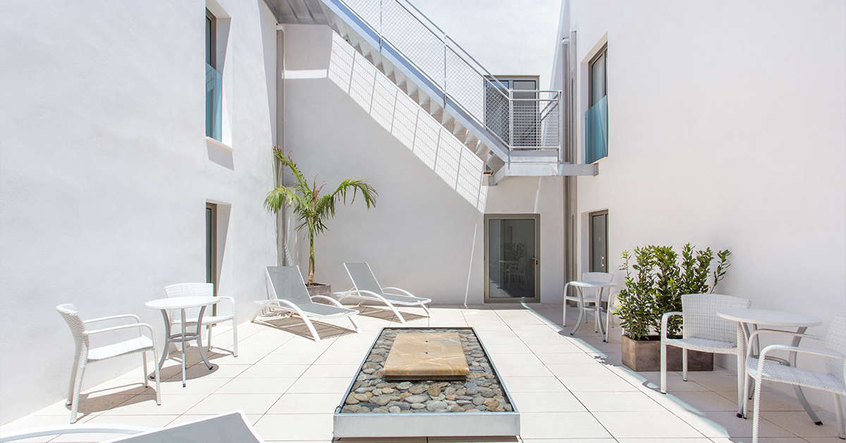 Een foto van het terras bij Som Llaut Boutique Hotel