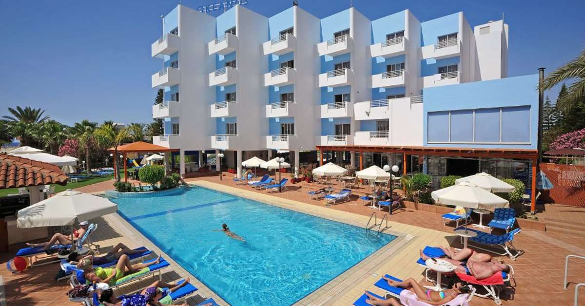 Ein Foto vom Pool im Okeanos Beach Boutique Hotel