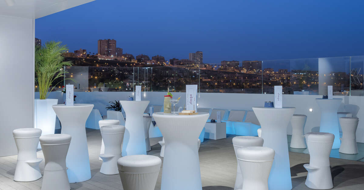 Een foto van het terras bij Occidental Las Palmas