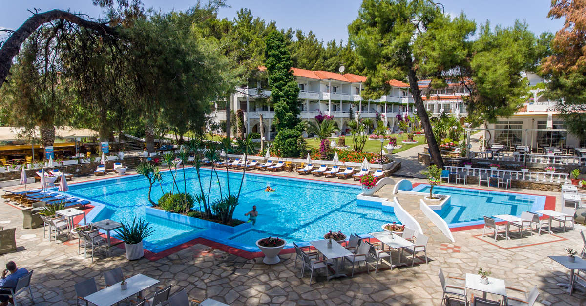 Een foto van het zwembad bij Porfi Beach Hotel