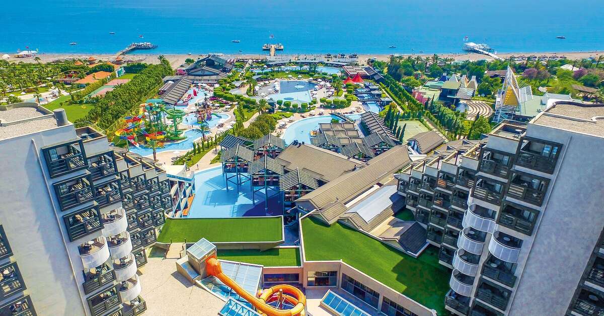 Een foto van de buitenkant van Limak Lara Deluxe Hotel & Resort