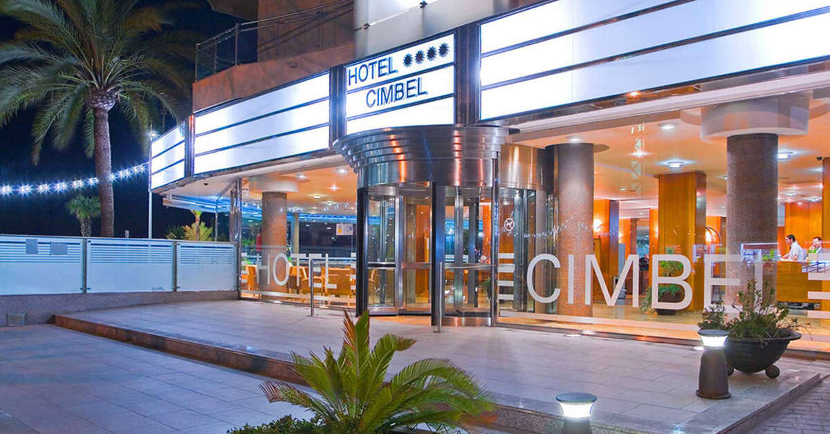 Een foto van de buitenkant van Hotel Cimbel