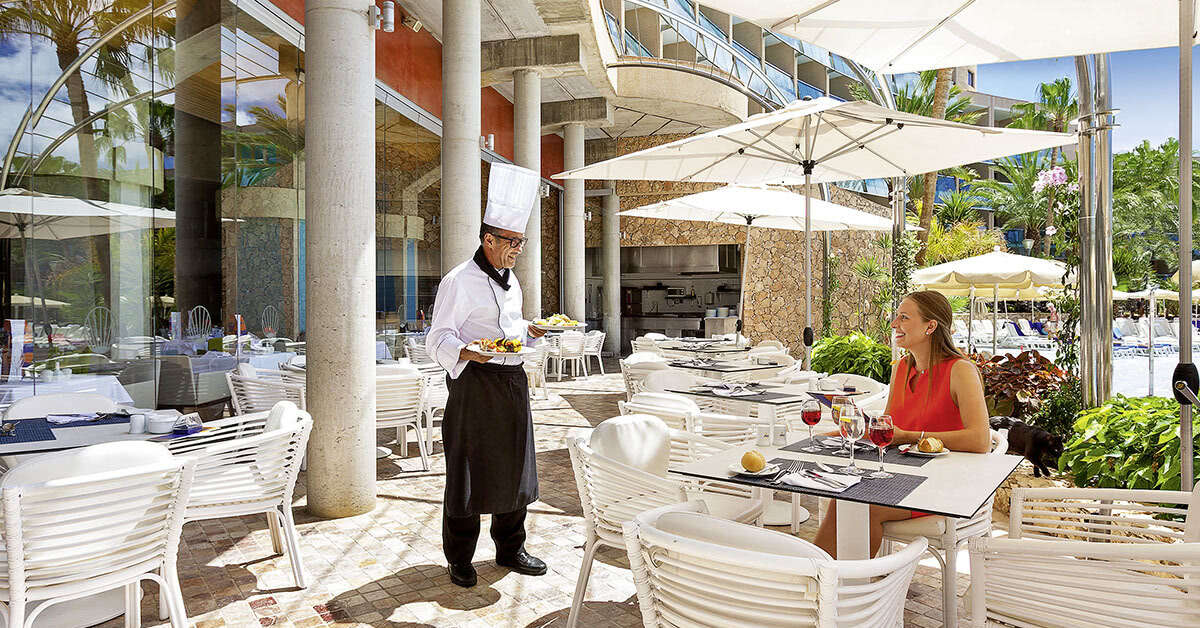Een foto van het terras bij MUR Hotel Faro Jandia