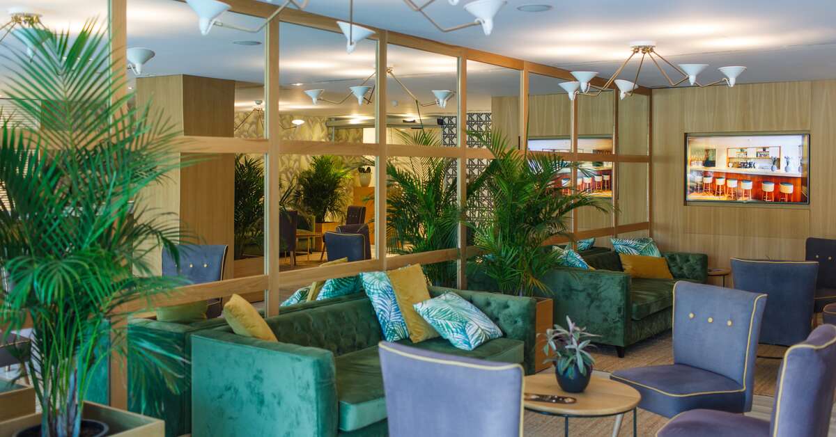 Een foto van het interieur van Santa Monica Suites Hotel